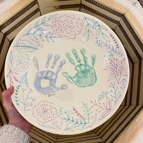 Handprint Ceramic Plate, Hand Print Pottery, Handprint Mug Diy, Baby Plate Painting Ideas, Plate Art Ideas, Handprint Pottery, Handprint Plate, Daycare Snacks, Kids Craft Gifts