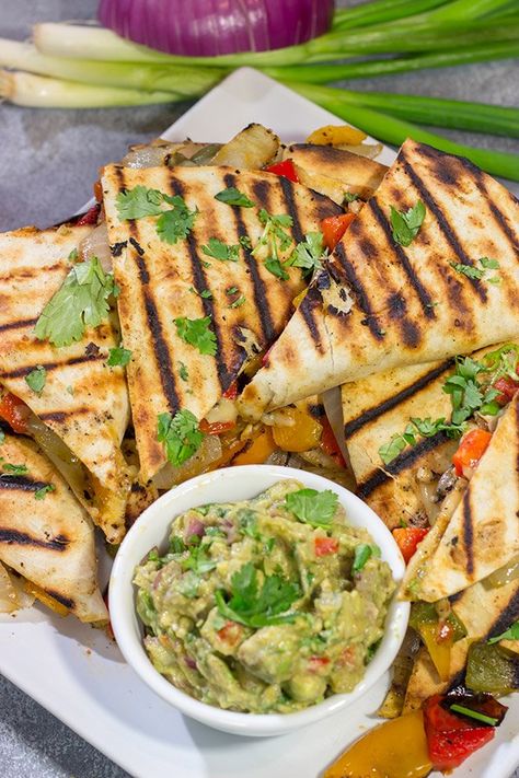 Packed with summer flavor, these Grilled Veggie Quesadillas are a tasty way to enjoy dinner on the grill! Veggie Quesadilla Recipes, Dinner On The Grill, Veggie Quesadillas, Veggie Quesadilla, Grilled Steak Salad, Carrot Cupcake, Winter Cooking, Grilled Dinner, Easy Veggie