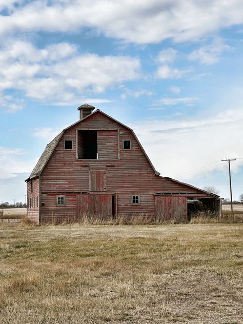 Old Barns Rustic, Derilict Buildings, Barn Pictures, Country Barns, Drawing Stencils, Barn Garage, Rural Scenes, Farm Buildings, Good Bones