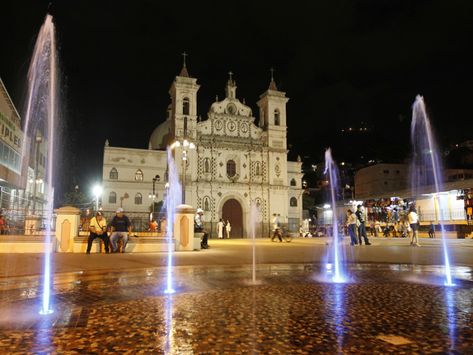 Tegucigalpa de noche - Diario El Heraldo Tegucigalpa Honduras, Honduras Travel, Tegucigalpa, Roatan, Alberta Canada, Capital City, Santa Maria, Central America, Places Around The World