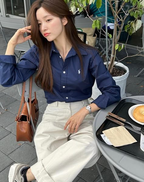 Korean Polo Outfit Women, Preppy Work Outfit, Office Wear Women Work Outfits, Neat Casual Outfits, Outfit Korean Style, Parisian Chic Style, London Outfit, Relaxed Outfit, Casual Day Outfits