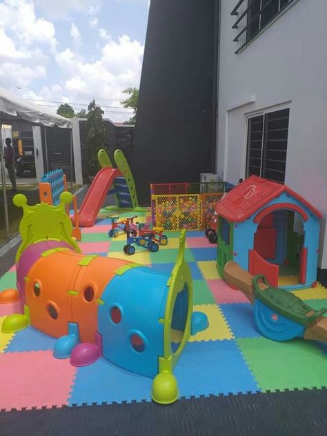 Outdoor Soft Play Area, Ludoteca Infantil Ideas, Active Playroom Ideas, Infant Playground, Toddler Indoor Playground, Daycare Design Ideas, Kids Garden Play Area, Daycare Room Design, Playground Backyard