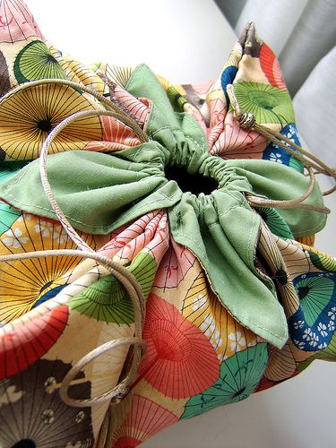 Lotus flower inspired bag... I am going to make this. I hope it turns out well. Japanese Origami Bag, Origami Lotus, Tutorial Origami, Origami Bag, Fabric Origami, Japanese Origami, Japanese Bag, Purse Tutorial, Useful Origami