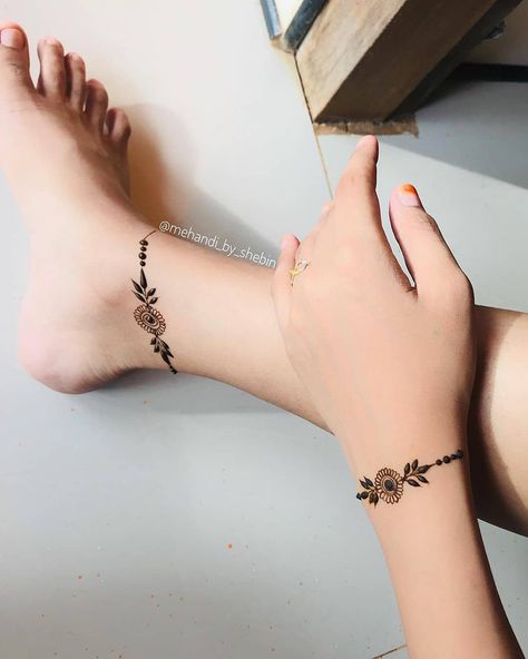 @stylishmehndidesign: “Gorgeous Henna Art By @mehandi_by_shebin  Download the K4 Henna App.  LINK IN BIO ! 👆👆  #henna…” Henna Designs Wrist, Tato Henna, Henna Tattoo Hand, Henna Tattoo Designs Hand, Legs Mehndi Design, Simple Henna Tattoo, Mehndi Designs For Kids, Very Simple Mehndi Designs, Simple Mehndi Designs Fingers