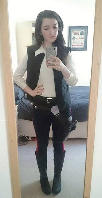 These Star Wars Costume Ideas Are So Easy, It's Ridiculous Last Minute Comicon Costumes, Last Minute Star Wars Costume, Woman Cosplay Ideas, Easy Star Wars Costumes Women, Han Solo Costume Women, Diy Star Wars Costume Women, Womens Star Wars Costume, Female Star Wars Costumes, Jedi Costume Female