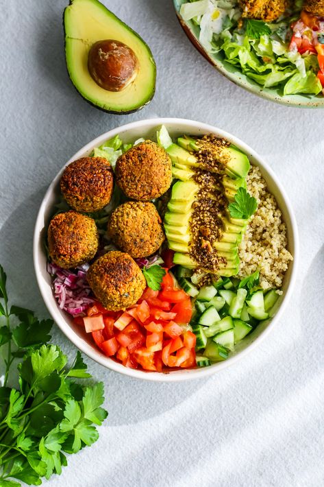 Falafel Quinoa Bowl, Quinoa Falafel Bowl, Falafel Hummus Bowl, Granola Bowl Ideas, Falafel Bowl Recipe, Falafel Salad Bowl, Quinoa Bowl Recipes, Falafel Recipes, Easy Falafel