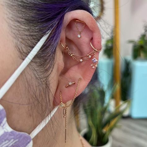 Ear Tattoo And Piercings, Ear Chain Piercing, Ear Piercings With Chain, Earring Chains, Ear Piercing Chain, Piercing Chain Ear, Chain Piercing, Piercing Chain, Earring Chain