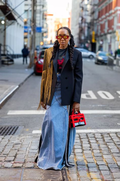 Maxi Denim Skirt Outfit, Long Denim Skirt Outfits, Long Jean Skirt Outfits, Denim Maxi Skirt Outfit, Long Denim Skirt Outfit, Street Style Skirt, Denim Skirt Outfit, Maxi Skirt Outfit, Jean Skirt Outfits