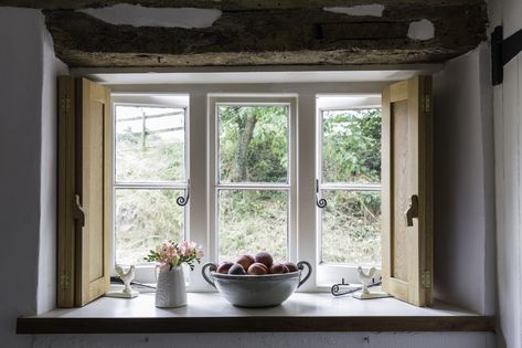 Cottage Windows Interior, English Cottage Window Treatments, Shutters Cottage, Cottage Blinds, Tiny Cottage Interior, Country Windows, Quirky Cottage, Cottage Shutters, Georgian Windows