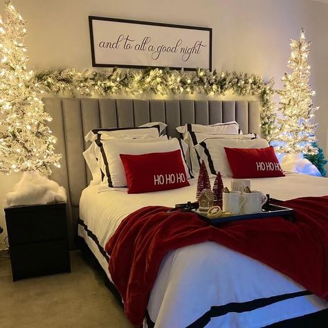 Bedroom Decorated For Christmas, Christmas Room Inspiration, Cozy Christmas Bedroom, Holiday Bedroom Decor, Christmas Crafts Diy Decoration, Flocked Tree, Cute Christmas Ideas, Holiday Bedroom, Cozy Christmas Decor