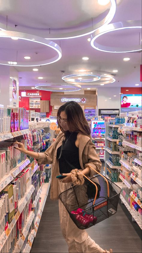 Shopping Aethestic, Ulzzang Girl Shopping, Shopping Astetic, Miss Independent Aesthetic, Aesthetic Shopping Pictures, Shopping Spree Aesthetic, Rich Tita, Shopping Pics, Grocery Shopping Aesthetic