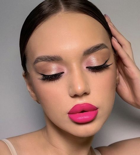 Fuschia Lipstick Makeup Look, Pink Eyeshadow Makeup Looks, Makeup For White Dress, Makeup For Brunettes, Pink Lipstick Makeup, Extra Makeup, Fuchsia Lipstick, Makeup Soft Glam, Wedding Makeup For Brunettes