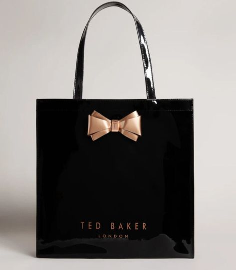 new with tags Colour Name: Black Ted Baker Plain Bow Icon Large Shopper Bag - ALACON Two Top Handles, Ted Baker-Branded, Open Main Compartment Outer Material: Synthetic Inner Material: Polyvinyl Chloride Closure: No Closure Material Composition: 100% Polyvinyl Chloride Dimensions: H34 x L34 x W13cm, Handle drop: 21cm Fabric Content: 100% Polyvinyl Chloride Ted Baker Tote Bag, Bow Icon, Ted Baker London Bags, Large Shopper Bag, Baker Logo, Ted Baker Bag, Open Main, Bow Bag, Polyvinyl Chloride