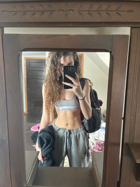 Aesthetic Workout Outfit Calvin Klein Joggers Outfit, Calvin Klein Outfits Aesthetic, Gym Outfit Joggers, Grey Joggers Outfit Aesthetic, Ck Bra Outfit, Calvin Klein Sports Bra Outfit, Grunge Gym Aesthetic, Calvin Klein Bra Outfit, Calvin Klein Sports Bra Outfit Aesthetic