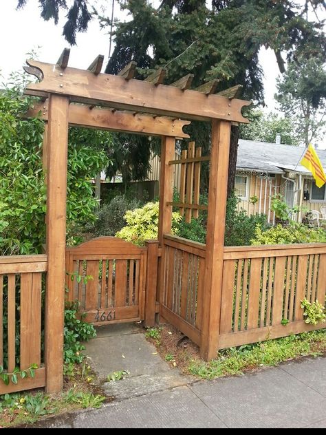 Side yard fence/gate Garden Gate Entrances, Garden Gate Pergola, Wood Fence Gate Design, Fence Archway Entrance, Pocket Fence Ideas, Fence Gate Arbor, Arbour With Gate, Fence With Arbor And Gate, Side Yard Gates Ideas