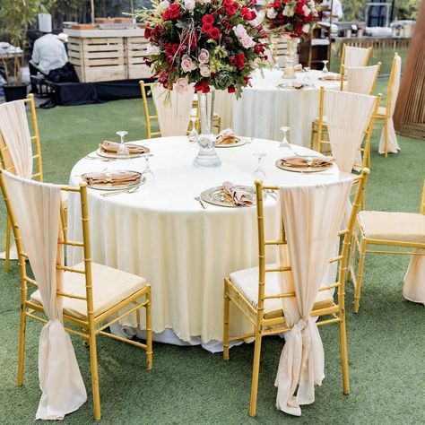 Step into a world of serenity and elegance with our stunning white-themed sitting arrangement. Every detail, from the delicate floral centerpieces to the crisp, white linens, has been meticulously crafted to create a pure and sophisticated ambiance. This setup is perfect for couples who desire a wedding that exudes grace and timeless beauty. The clean lines and minimalist decor elevate the aesthetic, making your special day unforgettable.” Our white-themed decor not only brings a sense of ca... Sitting Arrangements For Wedding, Wedding Sitting Arrangement, Round Table Decor Wedding, Round Table Settings, Wedding Farmhouse, White Round Tables, Sitting Arrangement, Round Table Decor, White Linens