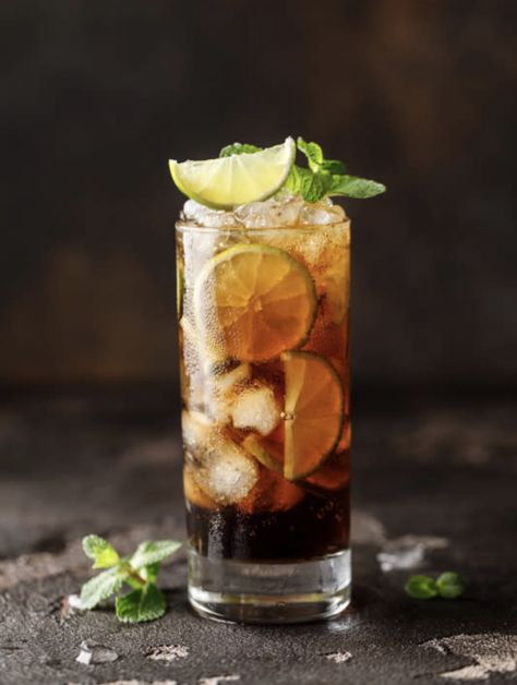 Ice Tea Photography, Long Island Cocktail, Most Popular Alcoholic Drinks, Popular Summer Drinks, Long Island Iced Tea Cocktail, Cuba Libre Cocktail, Popular Alcoholic Drinks, Easy Drinks To Make, Mojito Ingredients