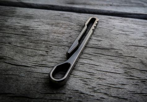 HangKey: Ultimate Titanium Pocket-Clip KeyHolder For EDC by Magnus Macdonald — Kickstarter Everyday Carry Edc, Edc Gadgets, Pocket Tool, High Tech Gadgets, Paracord Projects, Cool Gear, Edc Tools, Edc Gear, Survival Tools