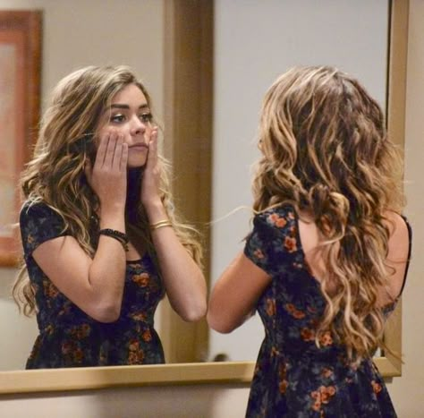 Sarah Hyland Haley Dunphy Blonde Hair, Hailey Dunphy Hair, Hailey Dunphy Outfits, Haley Dunphy Aesthetic, Hayley Dunphy, Hailey Modern Family, Hailey Dunphy, Haley Modern Family, Modern Family Haley