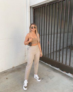 Beige Mom Jeans Outfit, Beige Mom Jeans, Beige Jeans Outfit, Josi Pellicano, Beige Mom, Check Pants, Mom Jeans Outfit, Jeans Beige, Beige Outfit