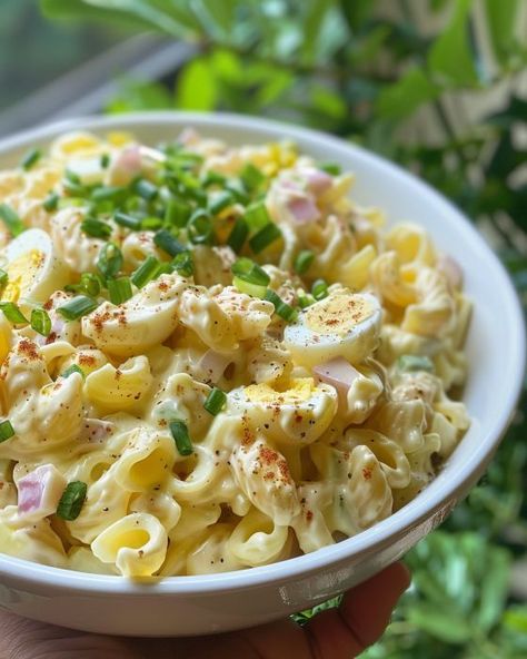 Nana used to make this every Sunday before church. Still my fave! Pasta Salad Classic, Salad Potluck, Sunday Salad Recipes, The Best Creamy Pasta Salad, Macaroni And Egg Salad, Pasta Egg Salad Recipes, Vintage Salads, Cobb Salad Pasta, Creamy Salad Recipes