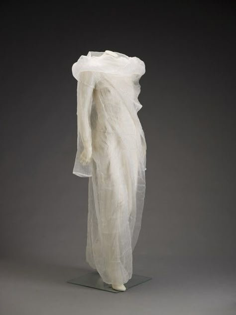 Dress  Issey Miyake, 1998 Yiqing Yin, Japan Dress, Fashion 1950, Fashion 1990s, Veil Dress, Dress Paris, Museum Fashion, That Dress, Ribbon Art