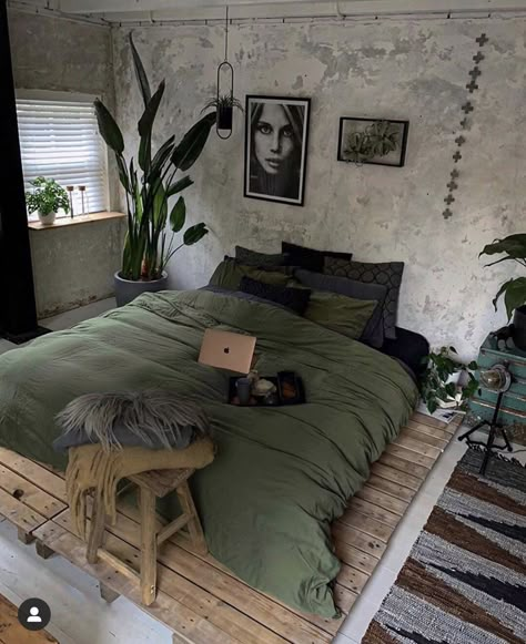 Rustic Cozy Room Ideas Aesthetic, Green And Black Room Aesthetic, Mens Bedroom Ideas Masculine Interior, Simplistic Home Decor, Dekorasi Kamar Tidur, Hippie Home Decor, Bedroom Decor Design, Room Inspiration Bedroom, Room Ideas Bedroom