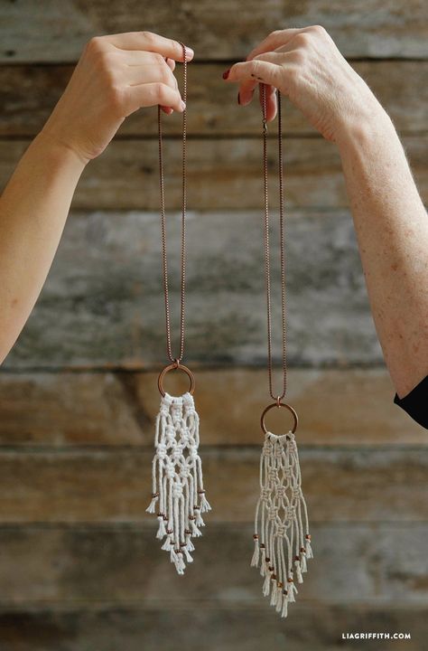 Easy macrame necklace tutorial                                                                                                                                                                                 More                                                                                                                                                                                 More Diy Macrame Necklace, Simpul Makrame, Pola Macrame, Hantverk Diy, Tutorial Macramé, Macrame Colar, Macrame Necklaces, Mini Wall, Necklace Tutorial