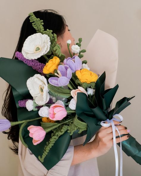 My first big bouquet arrangement! I wanted to make an arrangement that looks organic but cohesive. Just love how all of the flowers speaks for themselves but still exist harmoniously with one another. It’s a perfect gift for a special someone. Plus! They’d get to keep it forever 💕🫶🏻💐 Carat Bong, Big Bouquet, Bouquet Crochet, Graduation Bouquet, Bouquet Arrangement, Flowers Craft, Crochet Shell Stitch, Crochet Flowers Free Pattern, Flower Gift Ideas