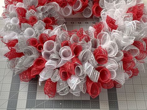 Christmas Mesh Ribbon Wreath, Diy Christmas Ribbon Wreath, Easy Mesh Wreath, Deco Mesh Christmas Wreaths Diy, Tulle Wreath Diy, Ribbon Wreath Tutorial, Ribbon Wreath Diy, Making Mesh Wreaths, Mesh Ribbon Wreaths