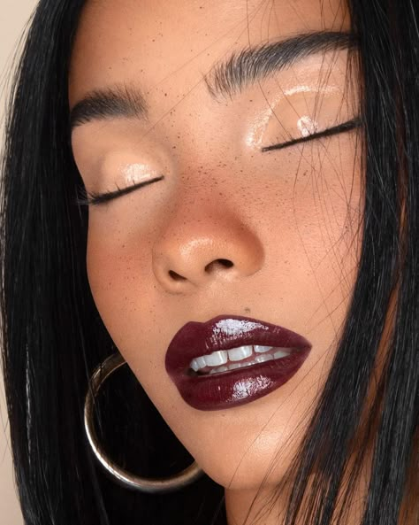 Simple Makeup Bold Lip, Bold Lip Makeup Looks, Eyeshadow For Asian Eyes, Cinco De Mayo Makeup, Berry Lips Makeup, Bold Lip Makeup, Red Hair Makeup, Makeup 2024, Golden Eyeshadow