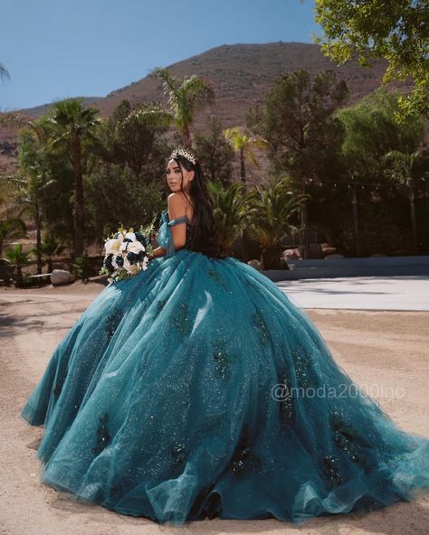 Dark Teal Quinceanera Dresses, Quinceanera Dresses Silver, Forest Green Quince, Emerald Sweet 16, Emerald Green Quince Theme, Turquoise Quince, Emerald Quinceanera, Moda2000 Quince Dresses, Teal Quinceanera Dresses