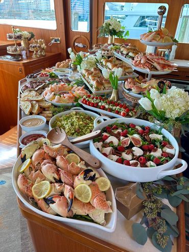 Low Country Boil Party, Wedding Buffet Food, Garden Party Recipes, Amazing Food Platters, Food Set Up, Seafood Buffet, Lunch Buffet, Party Food Buffet, Brunch Table