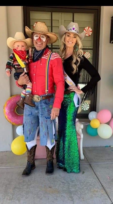 Family Rodeo Costumes, Rodeo Clown Halloween Costume, Rodeo Clown Costume, Clown Collection, Clown Halloween Costume, Rodeo Clown, Halloween Customs, Costume Couples, Clown Halloween Costumes