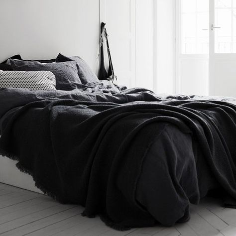 All black bed linen. ✔️ Get the look now with our stunning liquorice black bamboo sheets! #want #need #contrast #yohome Scandinavian Bedrooms, Black White Bedrooms, White Apartment, Scandinavian Bedroom, White Sheets, Bedroom Black, White Room, Decoration Inspiration, Black Bedding