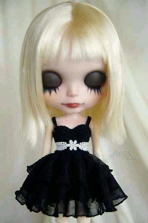 Blonds Blonde Goth, Dreamy Eyes, Dark Princess, Blythe Doll Dress, Doll Closet, Black Ruffle Dress, Living Dolls, Blythe Clothes, Creepy Dolls