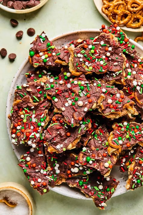 Pretzel Christmas Crack is a simple, quick, and delicious way to get into the festive holiday spirit! Made with only 7 ingredients, this easy treat comes together quickly. It's perfect for keeping on hand as a holiday sweet treat, or for sending to school for the kids' class parties! Handmade Crackers, Christmas Crunch, Christmas Bark, Quick Food, Happy Xmas, Roasted Pecans, Saltine Crackers, Cracker Recipes, Melting Chocolate Chips