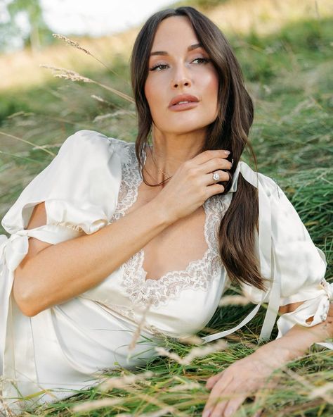 Golden Hour Kacey Musgraves, Well Aesthetic, Aesthetic Pictures Quotes, Giant Horse, Folklore Fairy, Horse Brown, Tour Music, Fairy Outfit, Country Music Awards