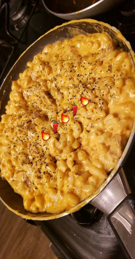 [OC] Some homemade spicy mac and cheese with chicken I made a while back sorry for the emojis got the photo from my snapchat story. Homemade Food Snapchat, Snapchat Food Stories, Mac And Cheese With Chicken, Sereal Sarapan, Food Snapchat Story, Spicy Mac And Cheese, Eating Photography, Story Food, Sleepover Food