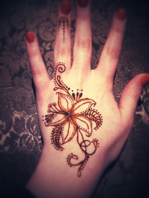 Lilly henna Small Henna Tattoos, Henna Style Tattoos, Small Henna, Finger Henna Designs, Beauty Marks, Henna Ideas, Finger Henna, Bridal Henna Designs, Henna Style