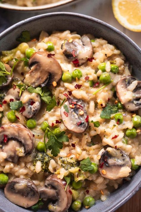 Vegan Mushroom Risotto Barbeque Tofu, Healthy Things To Make, Broccoli Risotto, One Pot Vegan Meals, Dinner Dairy Free, Vegan Mushroom Risotto, Vegan Omelette, Mushroom Broccoli, Mushroom Risotto Recipes