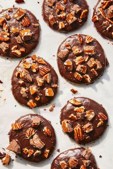 With a few extra steps, you can turn the classic Lone Star treat into these Texas sheet cake cookies. And while you are at it, take it up a notch with the addition of chopped candies on top. Using a box cake mix for the cookie dough is a great time saver. Everything is mixed in one bowl to save on clean up, too. For the prettiest presentation, dip and top the cookies in batches of 7 or 8 to ensure the chocolate coating is still wet enough to allow the candy, pecans, and salt to adhere well. #cookies #texassheetcake #texassheetcakecookies #cookierecipes #desserts Chocolate Sheet Cake Cookies, Texas Sheet Cake Cookies Box Cake, Pioneer Woman Cowboy Cookies, Texas Sheet Cake Cookies Recipes, Brownie Cookies Pioneer Woman, Pioneer Woman Chocolate Cookies With Dipping Bar, Cowgirl Cookie Bars Southern Living, Ultimate Cowboy Cookies, Cowboy Meatloaf