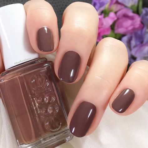 Essie - mink muffs Luxe Nails, Fun Halloween Nails, Taupe Nails, Brown Nail Art, Brown Nail Polish, Brown Nail, Brown Nails Design, Fall Manicure, Nails Now