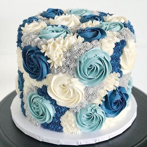 Our blooming buttercream cake is stunning in different shades of blue! 💙 Blue Color Cake, Round Cake Decorating Ideas, Cute Cookie Cake Designs, Tårta Design, Jenny Cookies, Buttercream Decorating, Cake With Flowers, Different Shades Of Blue, Cake Decorating Piping