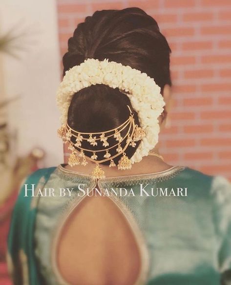 Pinterest: @pawank90 Ambada Hairstyle, Wedding Low Buns, Bride Bun, Hairstyle Indian, Hairstyles Pakistani, Hairstyles For Indian Wedding, Low Buns, Saree Hairstyles, Bride Hairstyle