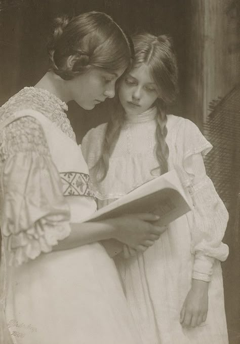 Girls Reading, Portrait Vintage, Woman Reading, Poses References, Reading A Book, Photo Vintage, Edwardian Era, Vintage Portraits, Antique Photos