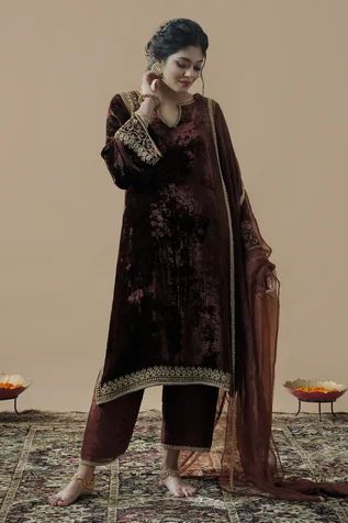 Velvet Kurta Designs, Plain Velvet Suit Design, Velvet Suit Designs Pakistani, Brown Velvet Suit, Velvet Suit Design, Velvet Kurta, Winter Wedding Outfits, Pakistani Women, Wedding Outfits For Women