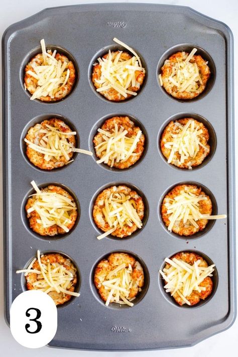 Loaded Tater Tot Appetizer Cups – Salted Plains Tater Tot Muffin Tin Recipes, Tater Tot Cups Muffin Tins, Tater Tot Skewers, Tater Tot Appetizers, Loaded Tater Tot, Loaded Tater Tots, Tater Tot Recipes, Appetizer Cups, Tator Tots