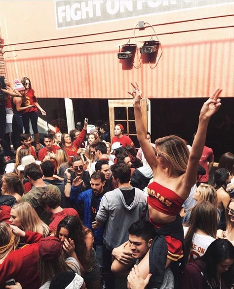 USC College Experience Aesthetic, Usc Sorority, Party Life Aesthetic, Dance Party Aesthetic, University Life Aesthetic, Teenage Summer Party, Frat Party Aesthetic, College Life Aesthetic, Usc College