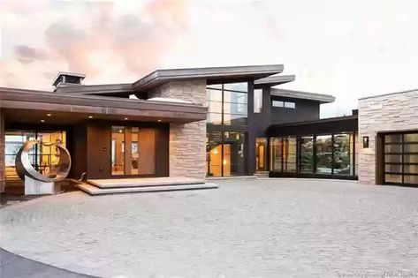 Mountain Contemporary Home, Mountain Home Exterior, Park City Ut, Small Modern Home, Modern Mountain Home, Modern Bungalow House, Modern Style House Plans, Luxury Cabin, Modern Farmhouse Exterior